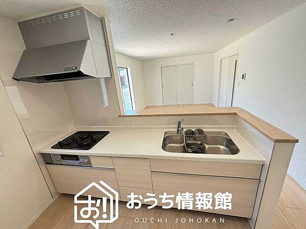 現地写真(キッチン)
収納たっぷりのシステムキッチン、浄水器付水栓を標準装備しています。