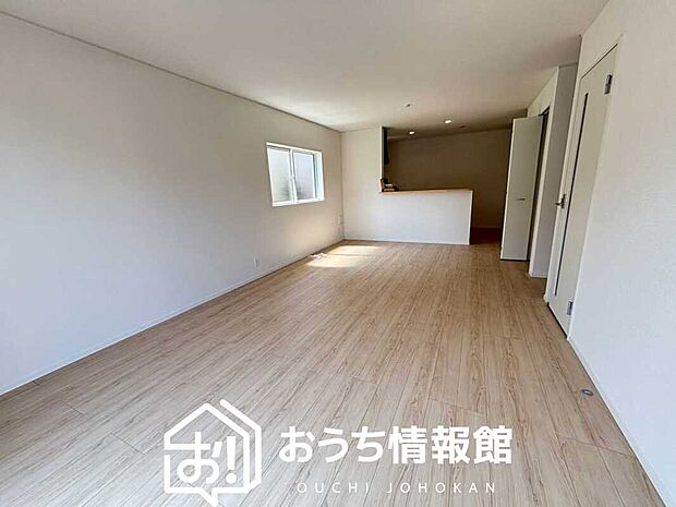 現地写真（リビング）
フローリング材には、木目、色調など木材特有の風合いがあり、ナチュラルな美しさになっています。