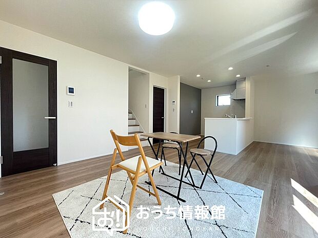 現地写真(リビング)
フローリング材には、木目、色調など木材特有の風合いがあり、ナチュラルな美しさになっています。