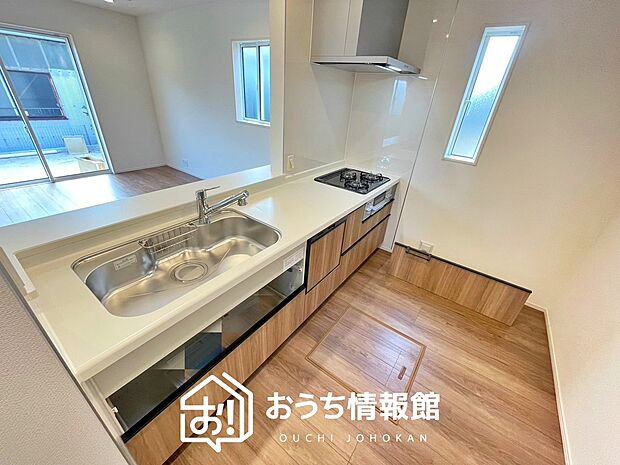 現地写真（キッチン）
収納たっぷりのシステムキッチン、浄水器付水栓を標準装備しています。