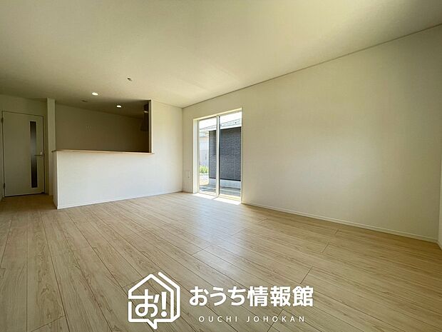 現地写真（リビング）
フローリング材には、木目、色調など木材特有の風合いがあり、ナチュラルな美しさになっています。