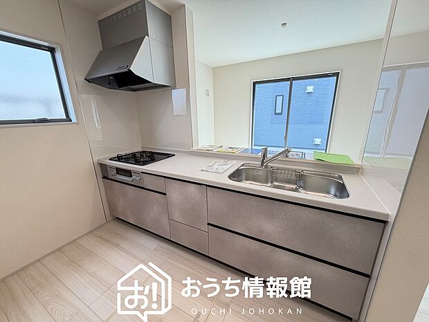 現地写真(キッチン)
収納たっぷりのシステムキッチン、浄水器付水栓を標準装備しています。
