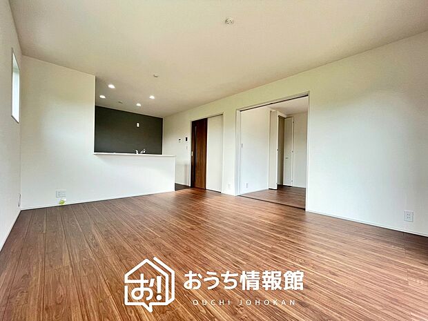 現地写真(リビング)
フローリング材には、木目、色調など木材特有の風合いがあり、ナチュラルな美しさになっています。