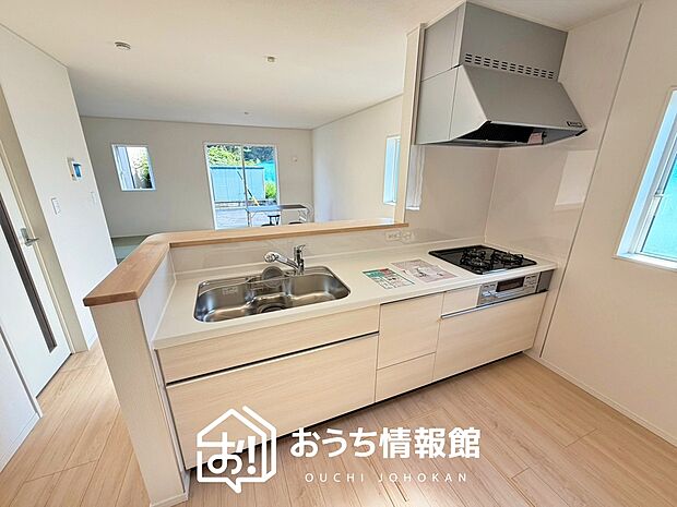 現地写真(キッチン)
収納たっぷりのシステムキッチン、浄水器付水栓を標準装備しています。