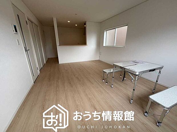 現地写真(リビング)
フローリング材には、木目、色調など木材特有の風合いがあり、ナチュラルな美しさになっています。