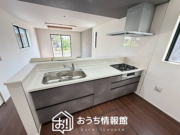 現地写真（キッチン）
収納たっぷりのシステムキッチン、浄水器付水栓を標準装備しています。