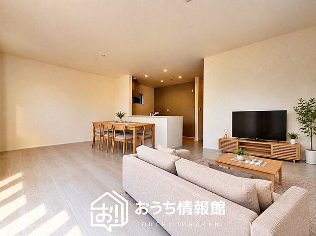 現地写真(リビング)
フローリング材には、木目、色調など木材特有の風合いがあり、ナチュラルな美しさになっています。