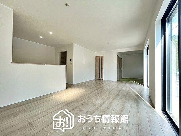 現地写真(リビング)
フローリング材には、木目、色調など木材特有の風合いがあり、ナチュラルな美しさになっています。