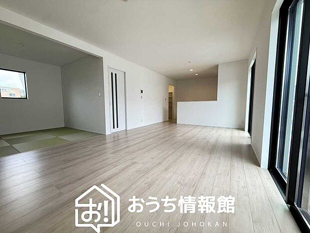 現地写真(リビング)
フローリング材には、木目、色調など木材特有の風合いがあり、ナチュラルな美しさになっています。