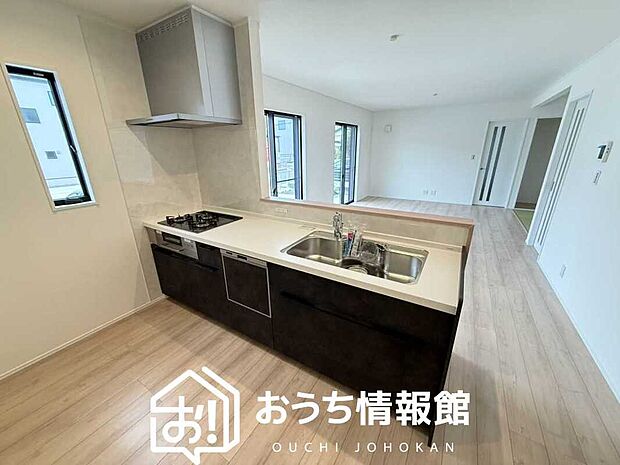 現地写真(キッチン)
収納たっぷりのシステムキッチン、浄水器付水栓を標準装備しています。