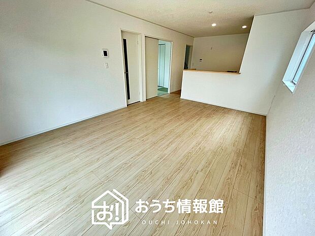 現地写真（リビング）
フローリング材には、木目、色調など木材特有の風合いがあり、ナチュラルな美しさになっています。