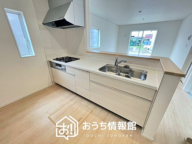 現地写真（キッチン）
収納たっぷりのシステムキッチン、浄水器付水栓を標準装備しています。