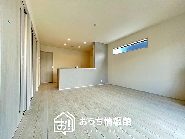 現地写真（リビング）
フローリング材には、木目、色調など木材特有の風合いがあり、ナチュラルな美しさになっています。