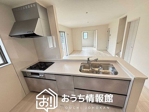 現地写真(キッチン)
収納たっぷりのシステムキッチン、浄水器付水栓を標準装備しています。
