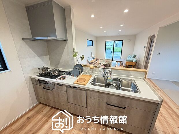 現地写真(キッチン)
収納たっぷりのシステムキッチン、浄水器付水栓を標準装備しています。
