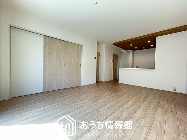 現地写真(リビング)
フローリング材には、木目、色調など木材特有の風合いがあり、ナチュラルな美しさになっています。