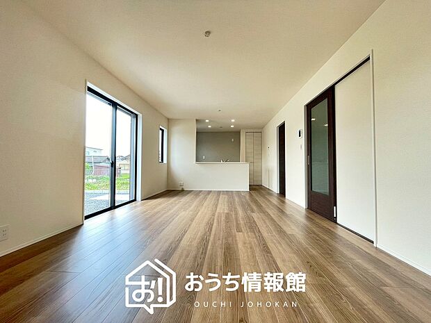 現地写真(リビング)
フローリング材には、木目、色調など木材特有の風合いがあり、ナチュラルな美しさになっています。
