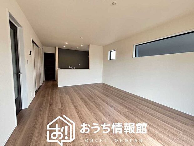現地写真(リビング)
フローリング材には、木目、色調など木材特有の風合いがあり、ナチュラルな美しさになっています。