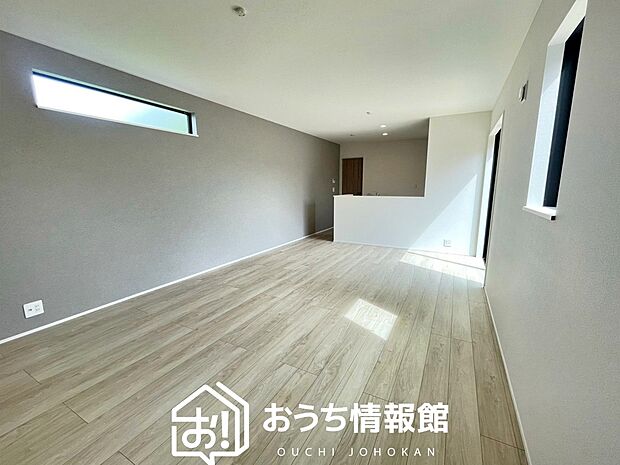 現地写真(リビング)
フローリング材には、木目、色調など木材特有の風合いがあり、ナチュラルな美しさになっています。
