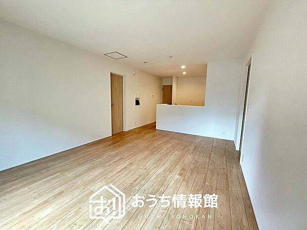 現地写真(リビング)
フローリング材には、木目、色調など木材特有の風合いがあり、ナチュラルな美しさになっています。