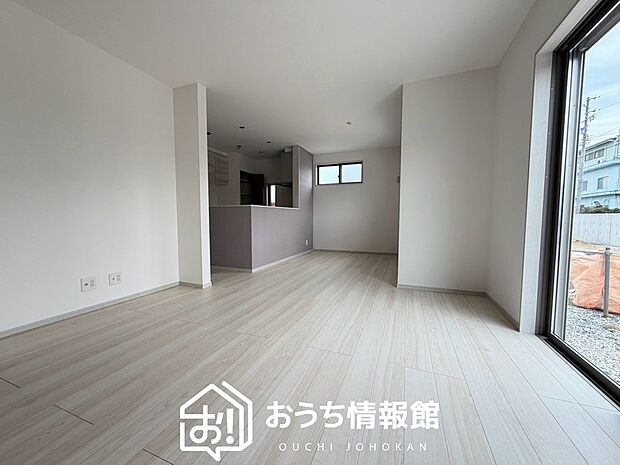 現地写真（リビング）
フローリング材には、木目、色調など木材特有の風合いがあり、ナチュラルな美しさになっています。