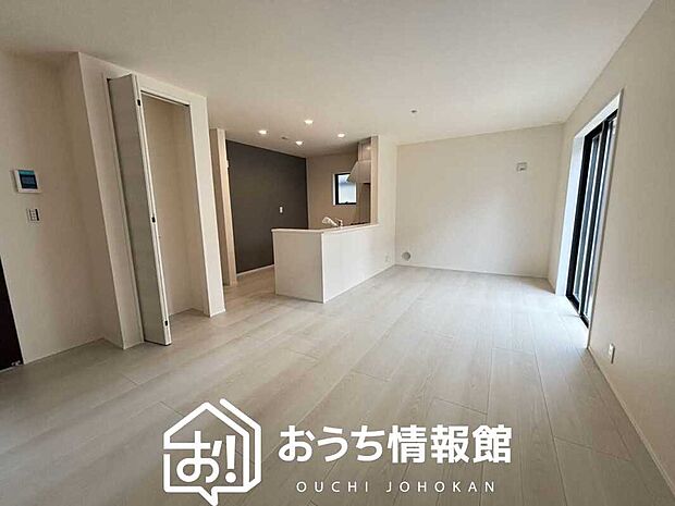 現地写真（リビング）
フローリング材には、木目、色調など木材特有の風合いがあり、ナチュラルな美しさになっています。
