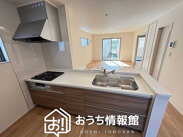 現地写真(キッチン)
収納たっぷりのシステムキッチン、浄水器付水栓を標準装備しています。