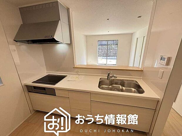 現地写真（キッチン）
収納たっぷりのシステムキッチン、浄水器付水栓を標準装備しています。