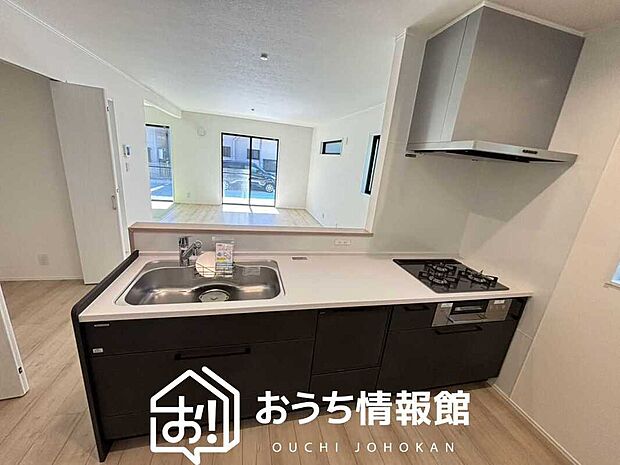現地写真(キッチン)
収納たっぷりのシステムキッチン、浄水器付水栓を標準装備しています。