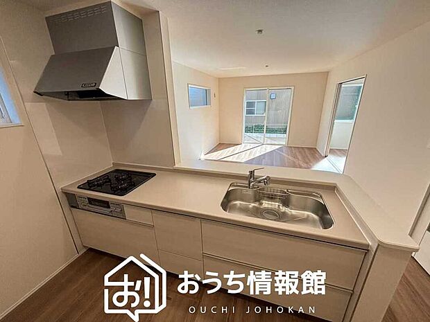 現地写真（キッチン）
収納たっぷりのシステムキッチン、浄水器付水栓を標準装備しています。
