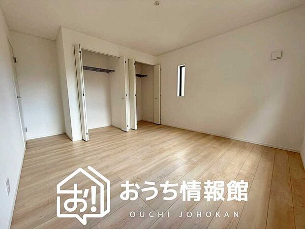 【現地写真(寝室)】木目の美しさを際立たせるシンプルデザインの建具を使用しています。