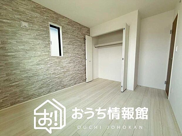 【現地写真(寝室)】木目の美しさを際立たせるシンプルデザインの建具を使用しています。