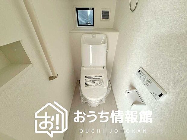 【トイレ】汚れてもサッとひと拭きでお手入れ簡単、エコ仕様の温水洗浄便座付きのトイレです。
バリアフリーにも配慮しています。