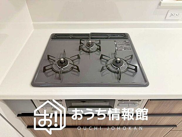 【ビルトインコンロ】フラットな構造で清掃性が高く、過熱防止センサー付3口タイプで日頃の家事も快適です。