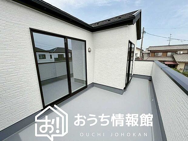 【バルコニー】奥行きが広く、洗濯物をゆったりと干せる十分な広さで、家族の洗濯も捗ります。