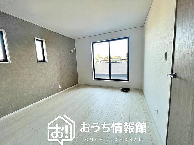 【現地写真(寝室)】木目の美しさを際立たせるシンプルデザインの建具を使用しています。