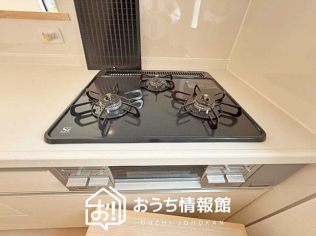 【ビルトインコンロ】フラットな構造で清掃性が高く、過熱防止センサー付3口タイプで日頃の家事も快適です。