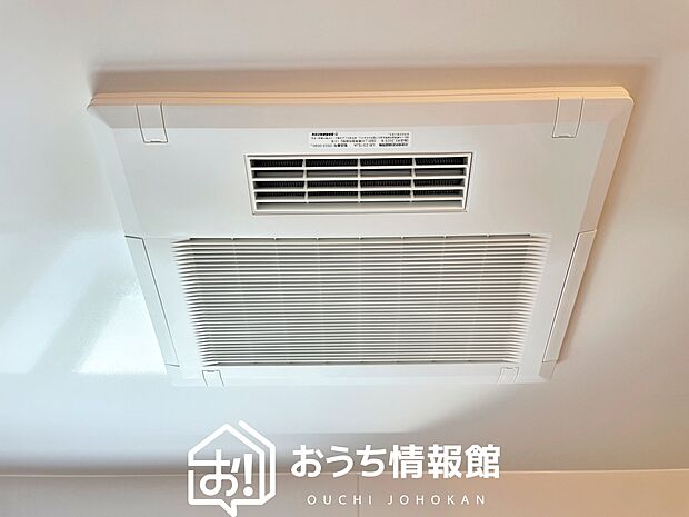 【電気式浴室暖房換気乾燥機】寒い冬場はあたたかく、暑い夏場は扇風機のような心地よさです。
雨の日は、浴室が衣類乾燥スペースになります。