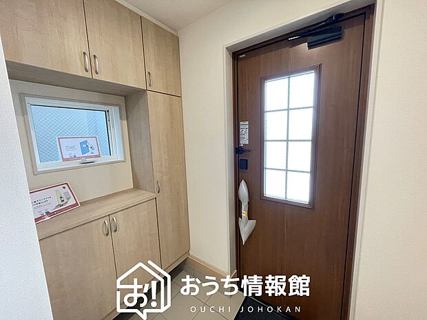 【現地写真(玄関)】玄関には、大型のシューズ収納を設置しています。