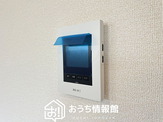 【TVモニター付インターホン】録画機能付きで、自動録画のほか、手動録画もできます。
受話、呼出音量の調整、明るさ調整が可能です。また、来訪者をズーム機能でズームアップして確認できます。