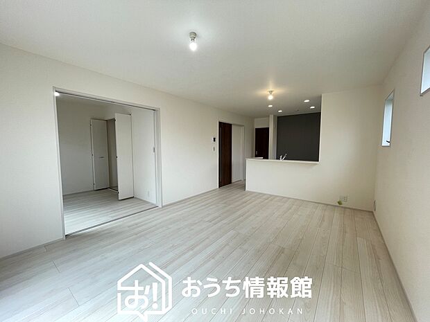 【現地写真(リビング)】フローリング材には、木目、色調など木材特有の風合いがあり、ナチュラルな美しさになっています。