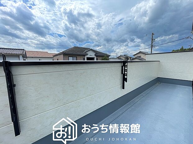 【バルコニー】奥行きが広く、洗濯物をゆったりと干せる十分な広さで、家族の洗濯も捗ります。