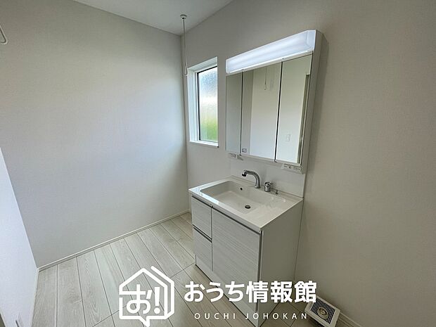 【洗面台・洗面所】鏡の両サイドは、必要なものを取出しやすく、大きな鏡面で朝の準備も快適。
使いやすいリフトアップ機能付きのシングルレバーシャワー水栓付です。