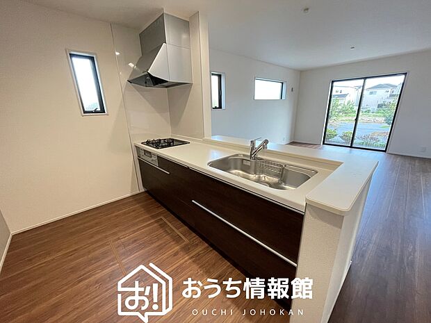 【現地写真(キッチン)】収納たっぷりのシステムキッチン、浄水器付水栓を標準装備しています。