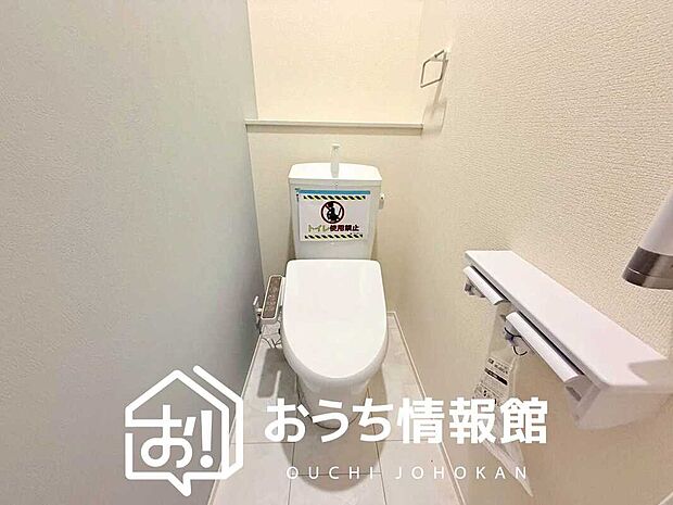 【トイレ】汚れてもサッとひと拭きでお手入れ簡単、エコ仕様の温水洗浄便座付きのトイレです。
バリアフリーにも配慮しています。