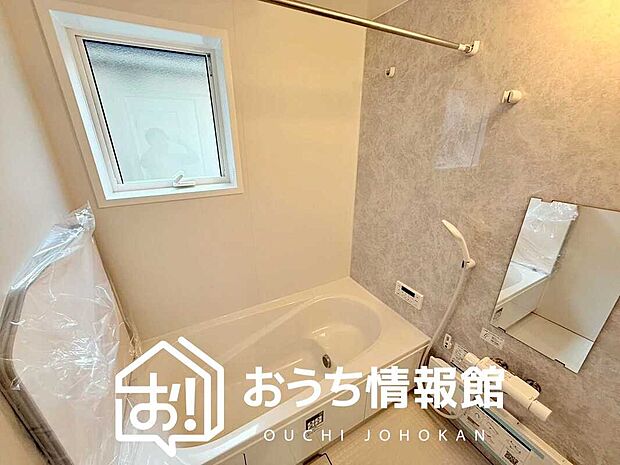 【現地写真(浴室)】浴室暖房乾燥機付き。1坪タイプで広々です。