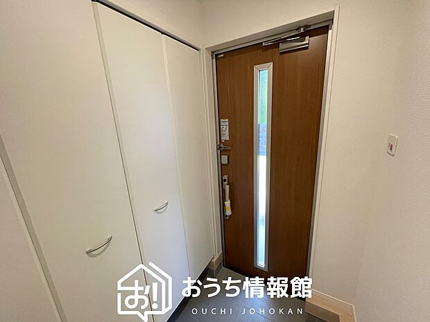 【現地写真(玄関)】玄関には、大型のシューズ収納を設置しています。