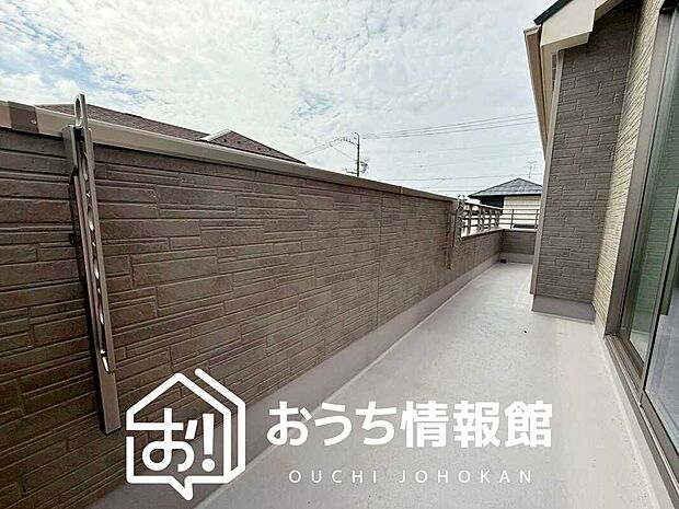 【バルコニー】奥行きが広く、洗濯物をゆったりと干せる十分な広さで、家族の洗濯も捗ります。