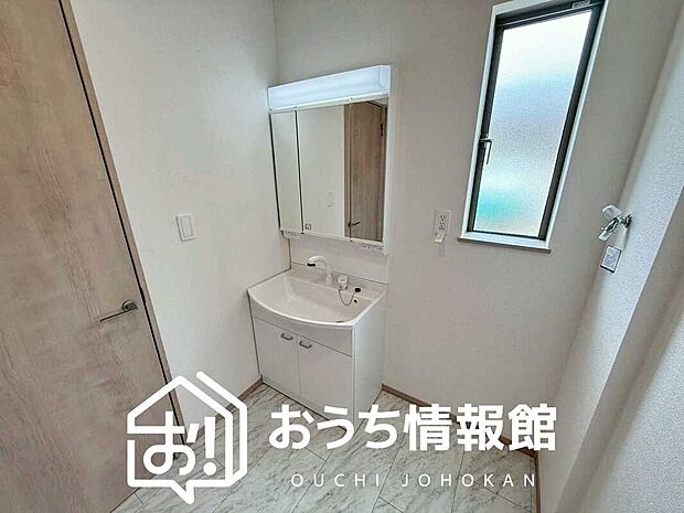 【洗面台・洗面所】鏡の両サイドは、必要なものを取出しやすく、大きな鏡面で朝の準備も快適。
使いやすいリフトアップ機能付きのシングルレバーシャワー水栓付です。