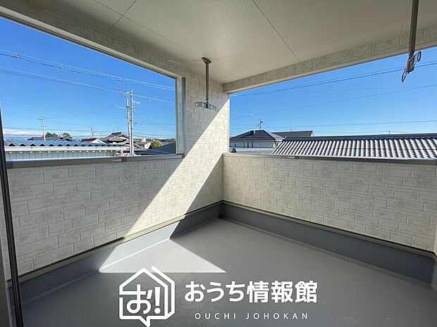 【バルコニー】奥行きが広く、洗濯物をゆったりと干せる十分な広さで、家族の洗濯も捗ります。